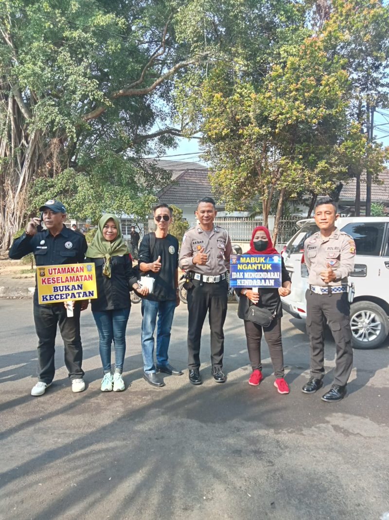 Satlantas Polresta bersama DPP Persatuan Pendamping Aspirasi Masyarakat Indonesia (PPAM-I) kembali melakukan kegiatan Jum'at berkah bagi2 sarapan dan masker gratis untuk masyarakat Palembang
