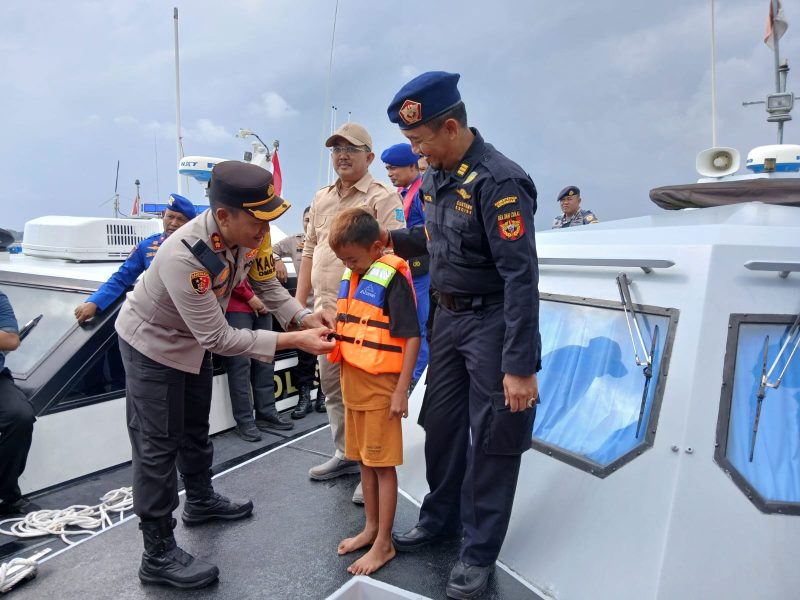 AKBP Agung Basuki, S.I K., M. M bersama Bupati Drs H Anwar Sadat, M. Ag serta Intansi terkait lainnya saat bagikan Pelampung. FOTO : LT