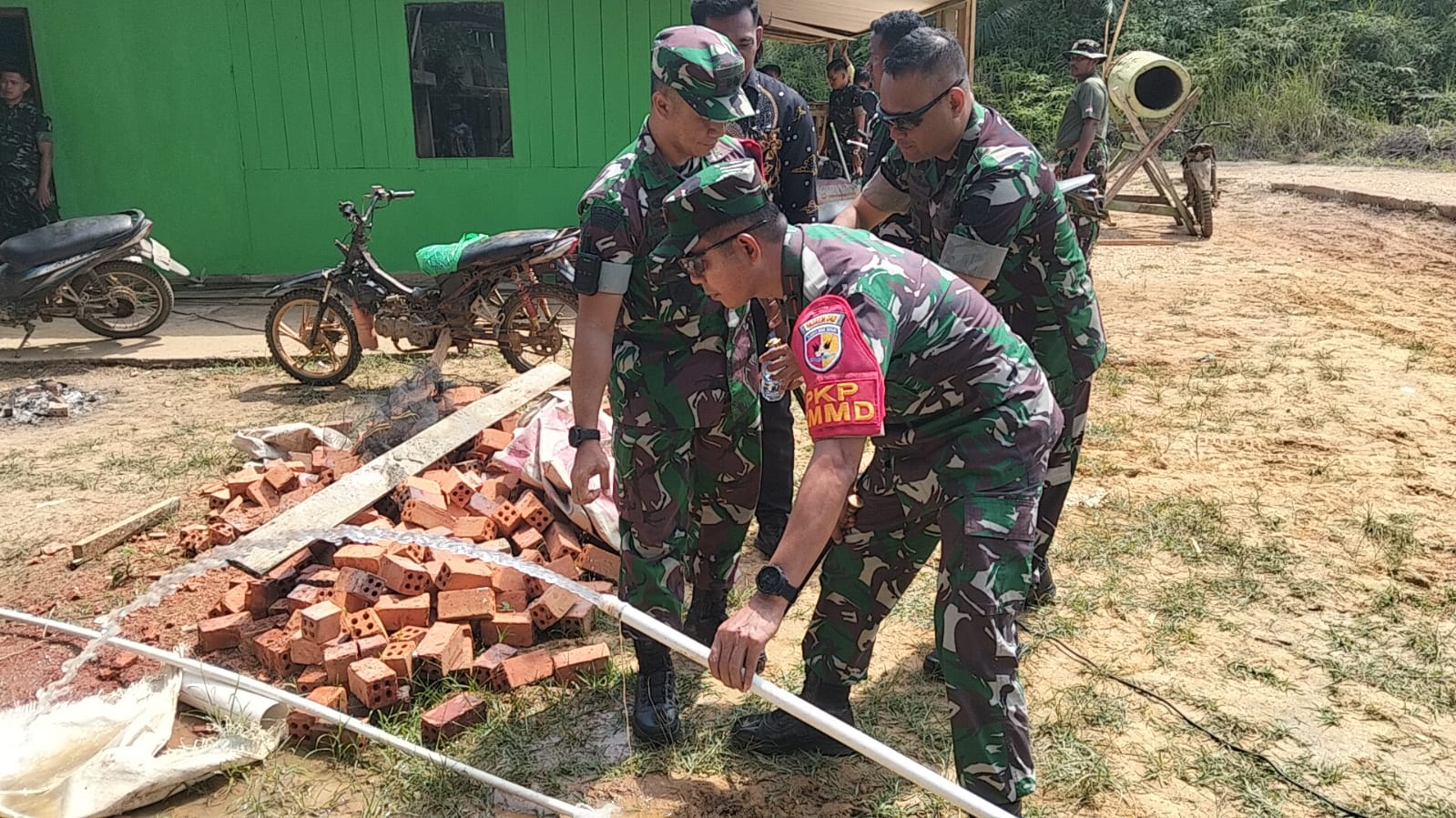 Danrem didampingi Kasi Ops Korem Kolonel Inf Wahyu melihat langsung kegiatan fisik yang tengah dikerjakan, pembangunan jalan desa, pembuatan sumur bor air bersih, rehabilitasi RTLH, serta perbaikan fasilitas umum seperti masjid dan sekolah dasar.