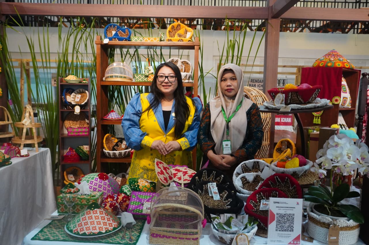 Produk kerajinan berbahan eceng gondok yang terbuat dari bahan alami yang ramah lingkungan dan proses produksinya dapat menciptakan lapangan kerja bagi masyarakat lokal.