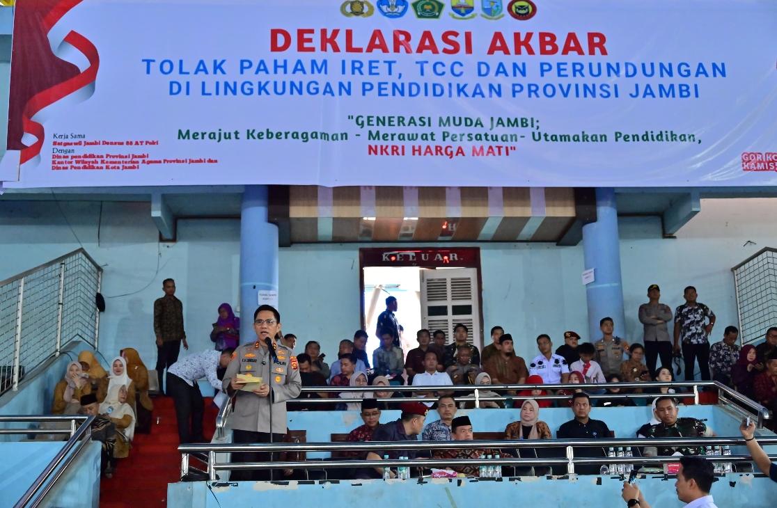 Kapolda Jambi Irjen Pol Krisno H Siregar dihadapan 6000 siswa, guru dan kepala sekolah saat deklarasi akbar