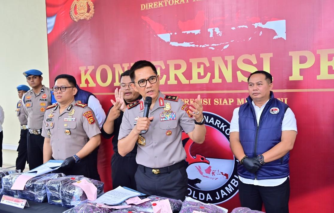Kapolda Jambi Irjen Pol Krisno H Siregar didampingi Dirresnarkoba Polda Jambi Kombes Pol Dewa Made Palaguna dan Kabid Humas Polda Jambi Kombes Pol Erlan Munaji saat konferensi pers Senin, 11/5/2026