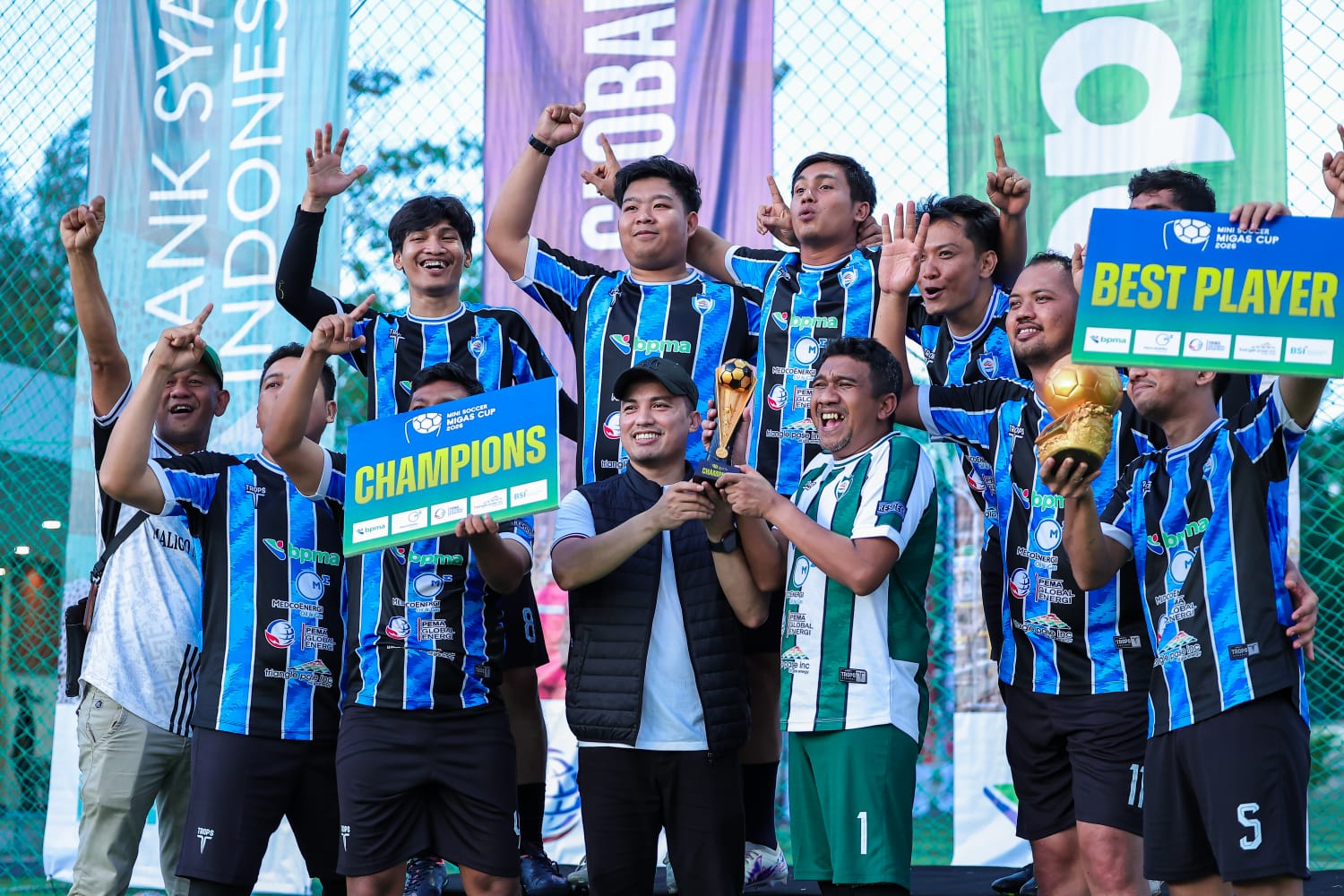 FOTO BERSAMA - Kepala BPMA Mawardi Nur, melakukan foto bersama usai menyerahkan piala runner up kepada tim Editor FC pada Turnamen Mini Soccer Migas Cup 2026, di Lapangan Fourgee Mini Soccer, Lampriet, Banda Aceh, Sabtu (5/9/2026).